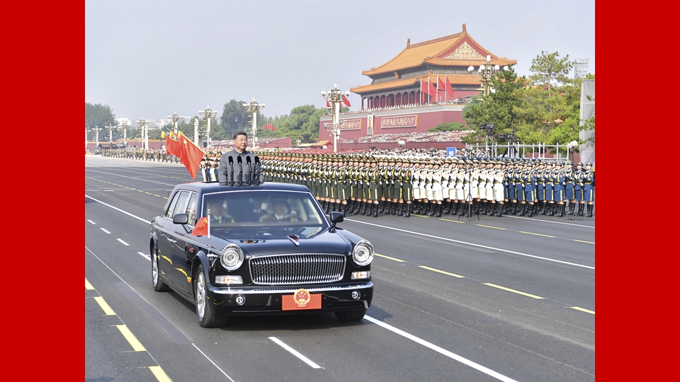 習(xí)近平檢閱受閱部隊(duì)