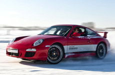 保時(shí)捷凌駕冰雪