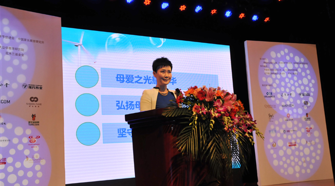 李小琳出席“中華母愛論壇”，接受新華網(wǎng)專訪