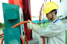 工作人員正在為電動(dòng)車充電