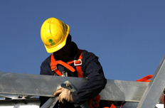 工人正在安裝風(fēng)機(jī)