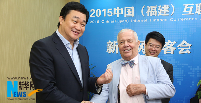 羅杰斯參加思客會，與新華網(wǎng)董事長、總裁田舒斌親切交談。