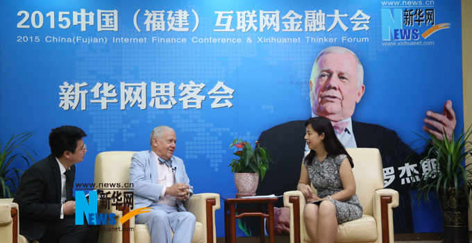 羅杰斯接受新華網(wǎng)思客專訪。