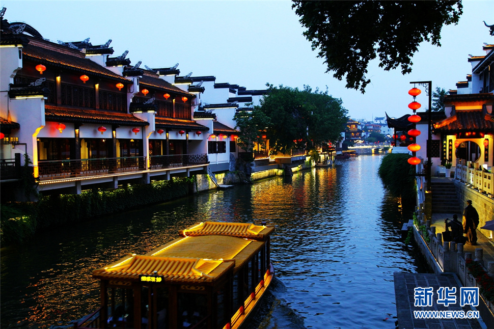 夜色秦淮河，璀璨醉人心