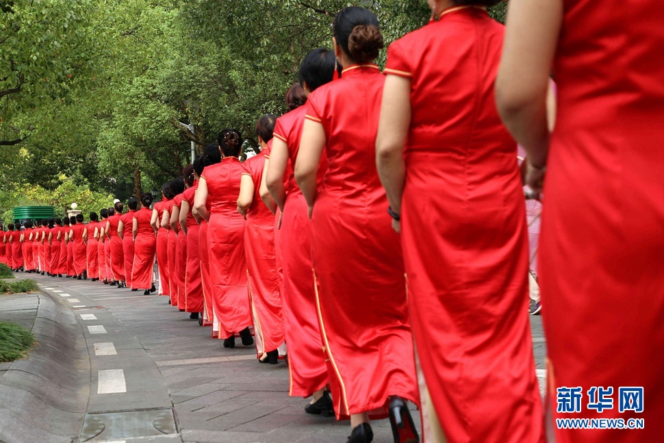 碧水湖畔邂逅旗袍紅