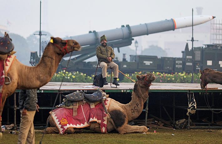 1月 20日,在印度首都新德里,一名印度边境安全部队士兵在共和国日庆祝活动彩排期间休息 1月 20日,在印度首都新德里,一名印度边境安全部队士兵在共和国日庆祝活动彩排期间休息