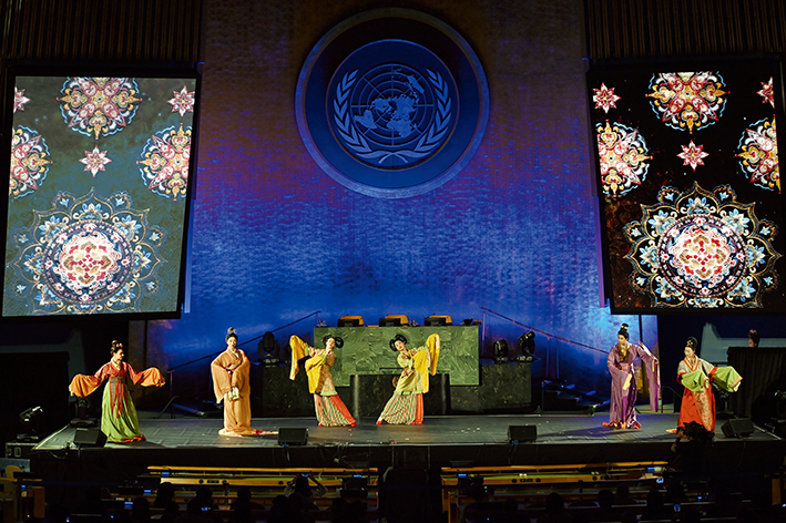 6月 9日,在位于纽约的联合国总部,演员在“跨越山海的文明对话”专场文艺演出上表演华服秀“锦绣之约”  6月 9日,在位于纽约的联合国总部,演员在“跨越山海的文明对话”专场文艺演出上表演华服秀“锦绣之约”