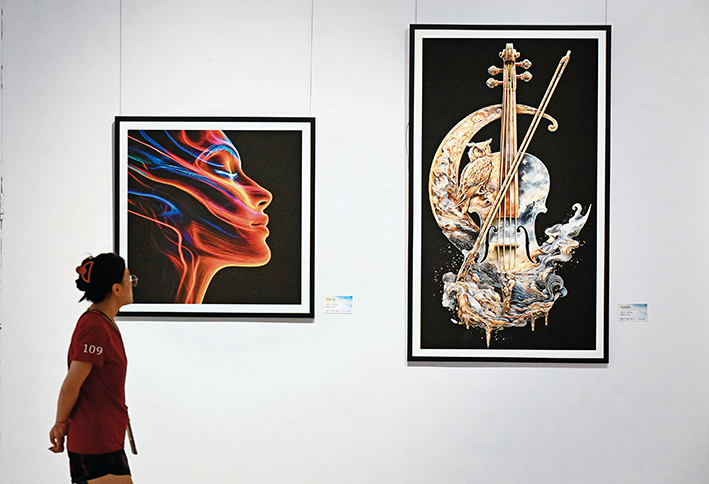 7月 14日,观众在河北省石家庄市美术馆参观AI艺术画展  7月 14日,观众在河北省石家庄市美术馆参观AI艺术画展