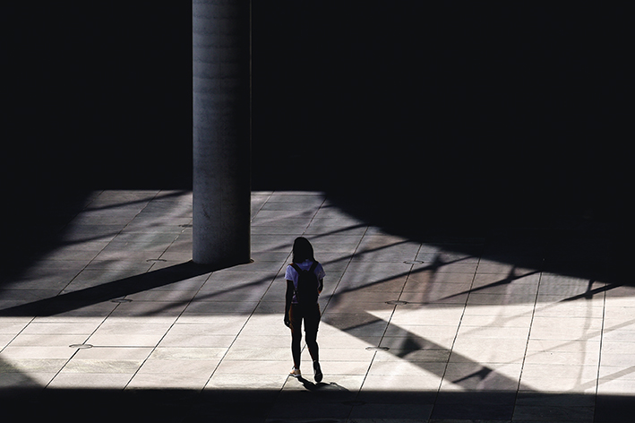 在德国柏林,行人在阴凉处躲避日晒 在德国柏林,行人在阴凉处躲避日晒