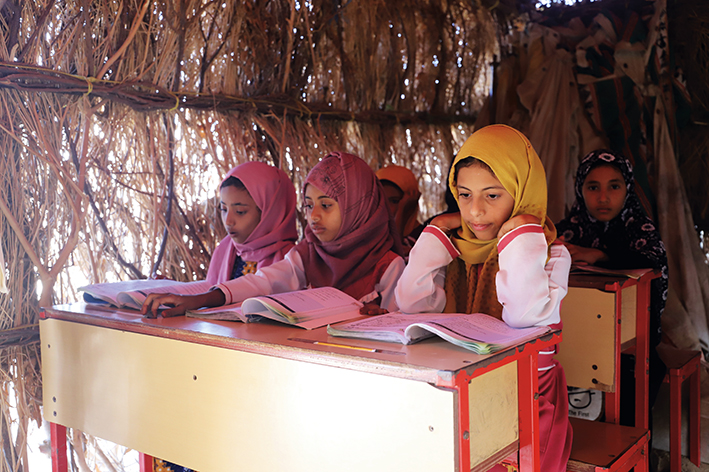 孩子们在也门北部哈杰省一所学校的茅草屋里上课 孩子们在也门北部哈杰省一所学校的茅草屋里上课