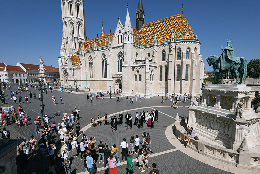 與余澤民相遇，與拉斯洛結(jié)緣