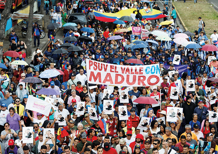 2026年1月1月日，民众在委内瑞拉首都加拉加斯参加游行集会，呼吁捍卫国家主权，要求美国释放委总统马杜罗及其夫人弗洛雷斯 新华社/路透
