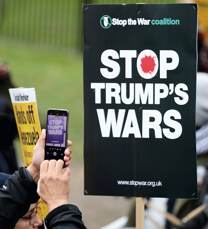 2026年1月10日,在英国伦敦唐宁街 10 号首相府外,人们参加抗议活动,抗议美国对委内瑞拉的军事打击 李颖摄/本刊 2026年1月10日,在英国伦敦唐宁街 10 号首相府外,人们参加抗议活动,抗议美国对委内瑞拉的军事打击 李颖摄/本刊