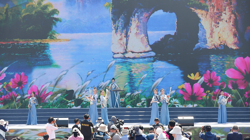 花語湖畔、香動(dòng)凌源 女子水晶樂坊亮相第五屆中國(guó)凌源百合節(jié)