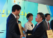 國(guó)家信訪局黨組成員、副局長(zhǎng)李皋為獲獎(jiǎng)?wù)哳C獎(jiǎng)