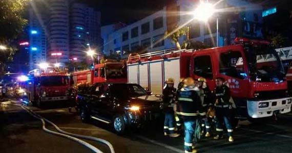 ?？诩瘟甏髲B電纜井起火 玻璃掉落致1人重傷