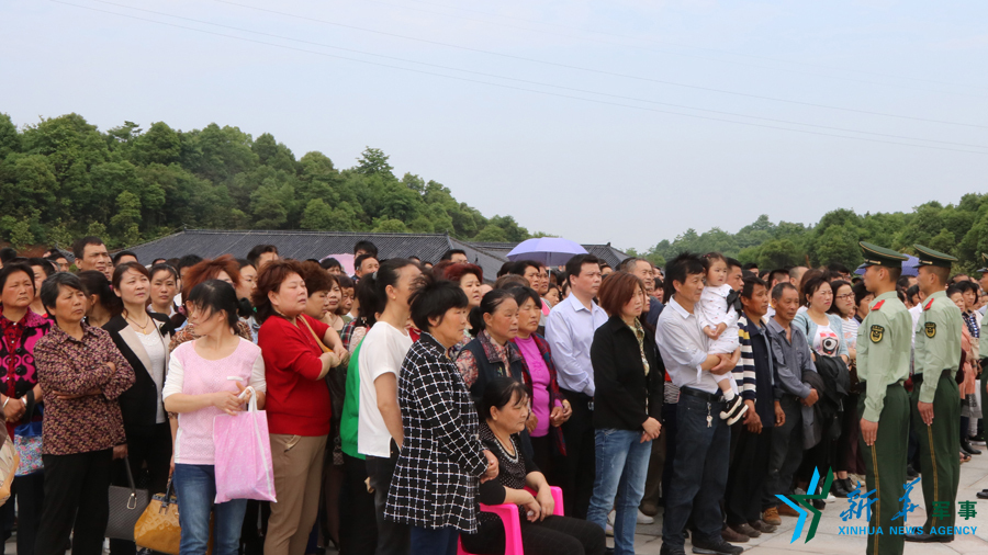 ↑張超烈士骨灰安葬儀式現(xiàn)場(chǎng)，岳陽的父老鄉(xiāng)親紛紛來給張超送別。