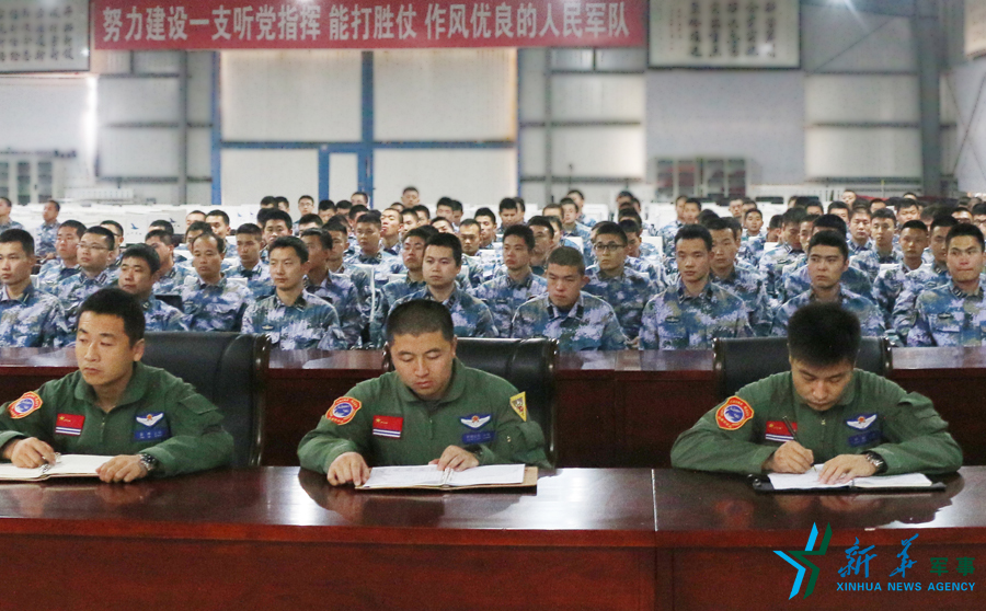 資料圖片：張超（右一）參加部隊(duì)思想政治教育。