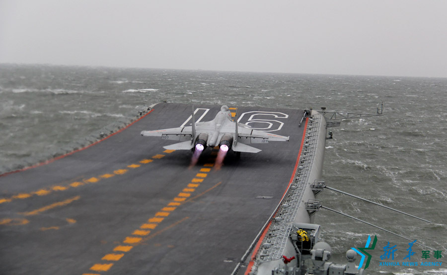 ↑資料圖片：艦載戰(zhàn)斗機起飛瞬間。