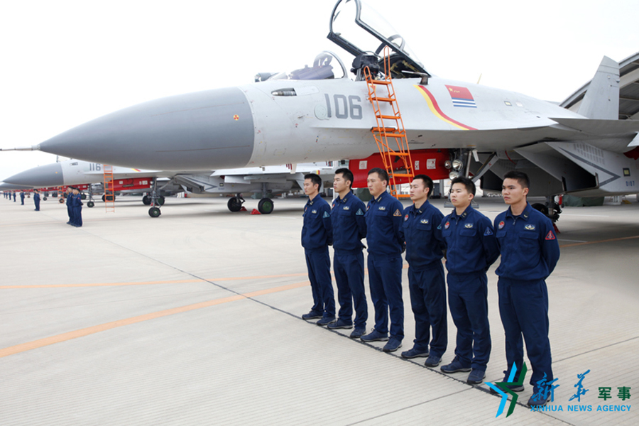 ↑機(jī)務(wù)官兵為戰(zhàn)鷹保駕護(hù)航。