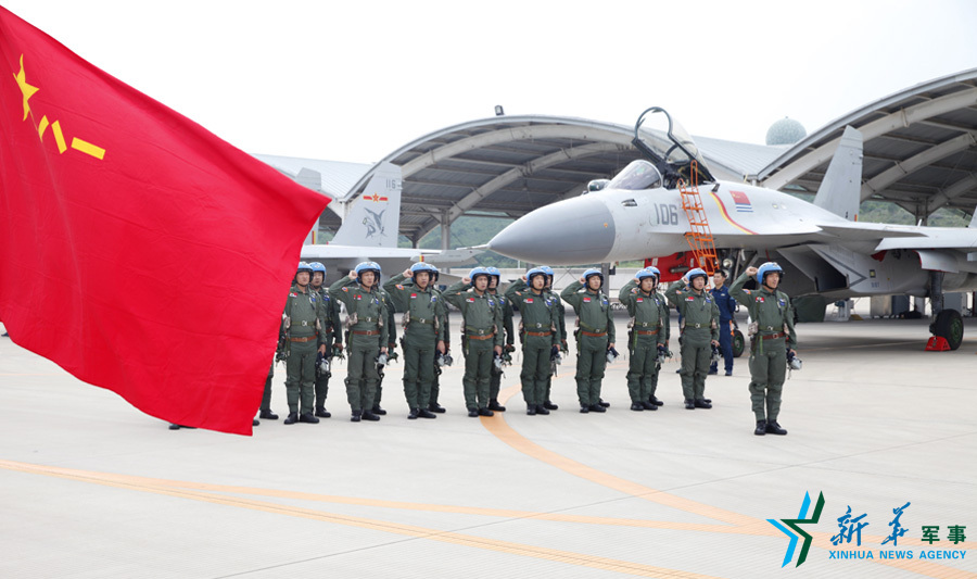 ↑軍旗招展，航空驕子對(duì)藍(lán)天宣誓。