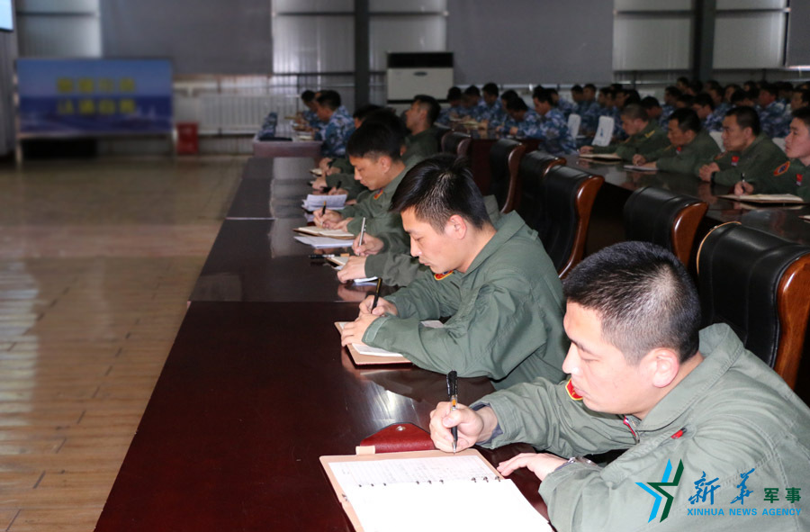↑資料圖片：張超參加部隊(duì)組織的《改革強(qiáng)軍主題教育》授課現(xiàn)場。