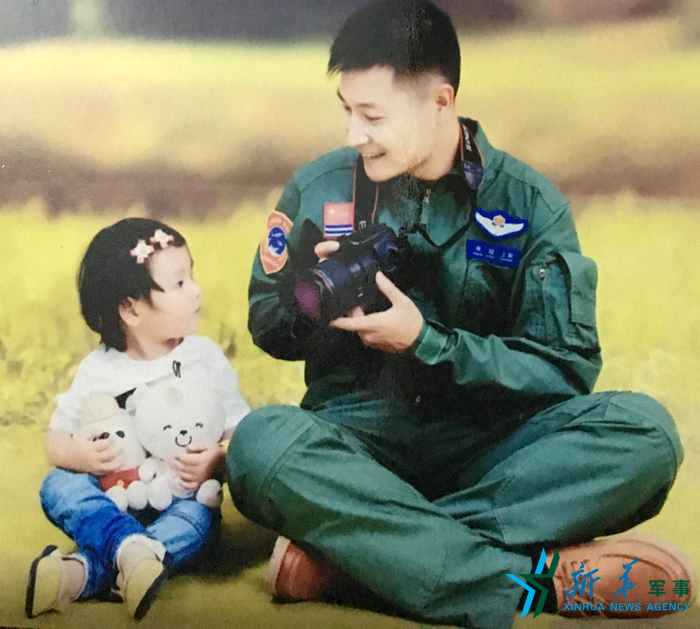 ↑資料圖片：被選為艦載戰(zhàn)斗機飛行員的張超與女兒合影。