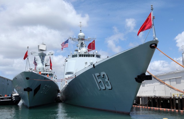 停泊珍珠港碼頭的中國海軍艦艇編隊(duì)導(dǎo)彈驅(qū)逐艦西安艦（右）和導(dǎo)彈護(hù)衛(wèi)艦衡水艦。