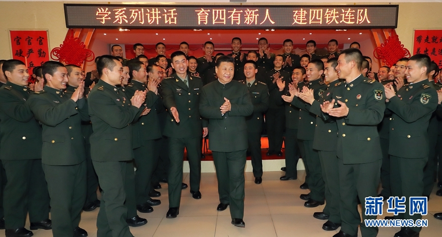 1月23日，習近平專程來到陸軍第65集團軍，深入基層連隊，看望慰問官兵，代表黨中央和中央軍委，向全軍指戰(zhàn)員、武警部隊官兵、民兵預備役人員致以誠摯問候和新春祝福。這是習近平在該集團軍“大功三連”同官兵在一起。新華社記者李剛攝