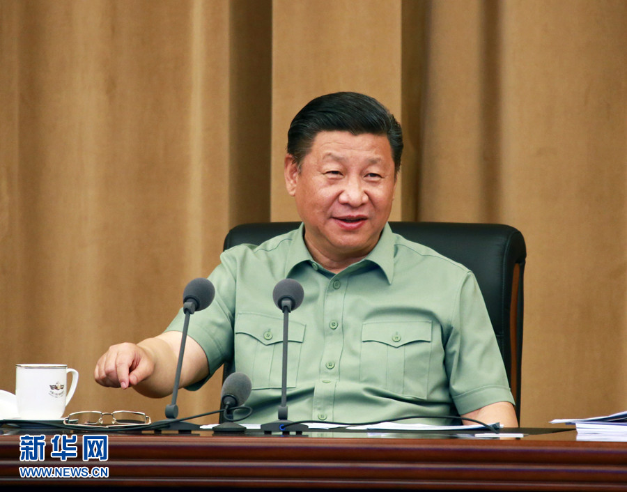 5月24日，中共中央總書記、國家主席、中央軍委主席習(xí)近平視察海軍機(jī)關(guān)，親切接見海軍第十二次黨代會全體代表和海軍機(jī)關(guān)正師職以上領(lǐng)導(dǎo)干部。這是習(xí)近平聽取海軍工作匯報(bào)后發(fā)表重要講話。 新華社記者 查春明 攝 