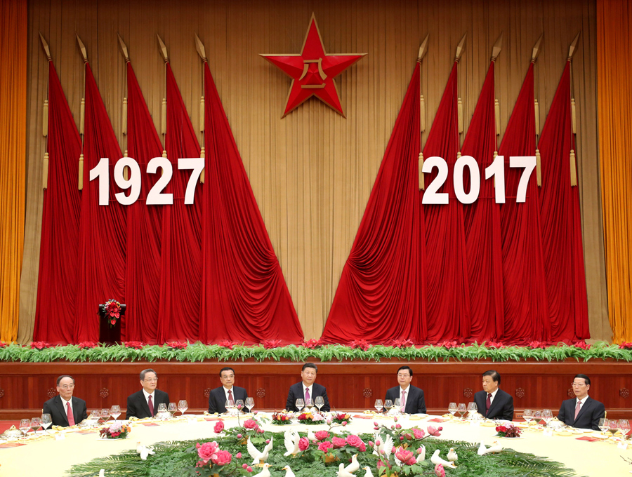 7月31日，中華人民共和國國防部在北京人民大會(huì)堂舉行盛大招待會(huì)，熱烈慶祝中國人民解放軍建軍90周年。中共中央總書記、國家主席、中央軍委主席習(xí)近平和李克強(qiáng)、張德江、俞正聲、劉云山、王岐山、張高麗等黨和國家領(lǐng)導(dǎo)人出席招待會(huì)。新華社記者 鞠鵬 攝