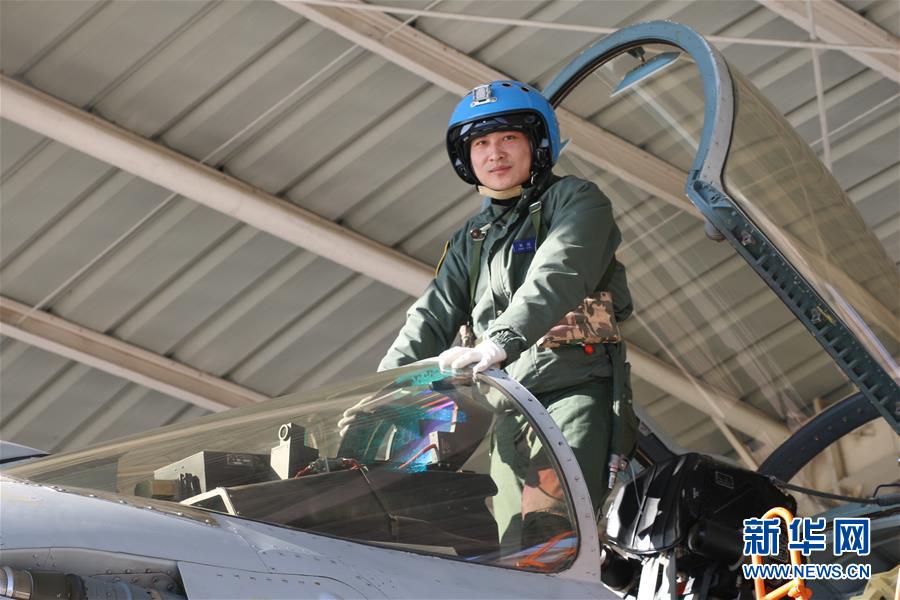 （建軍90周年·英雄·圖文互動）（1）聽，渤海灣有風(fēng)吹過來——追記海軍某艦載航空兵部隊一級飛行員張超
