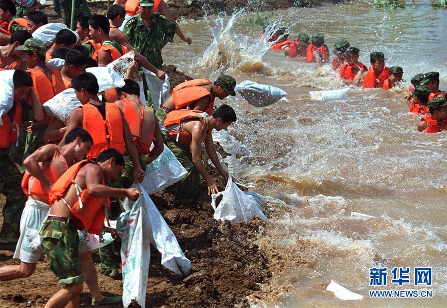 （圖文互動）（3）為了“中國號”巨輪揚(yáng)帆遠(yuǎn)航——中國共產(chǎn)黨領(lǐng)導(dǎo)下的人民軍隊(duì)忠于祖國、服務(wù)人民啟示錄