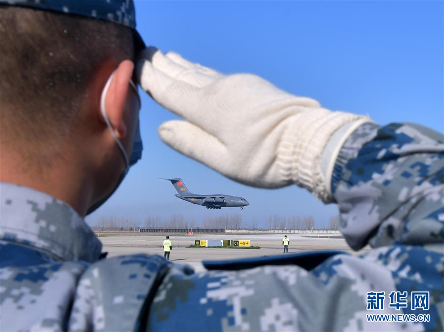 （聚焦疫情防控·圖文互動(dòng)）（3）空軍第四次向武漢大規(guī)?？者\(yùn)醫(yī)療隊(duì)員和物資