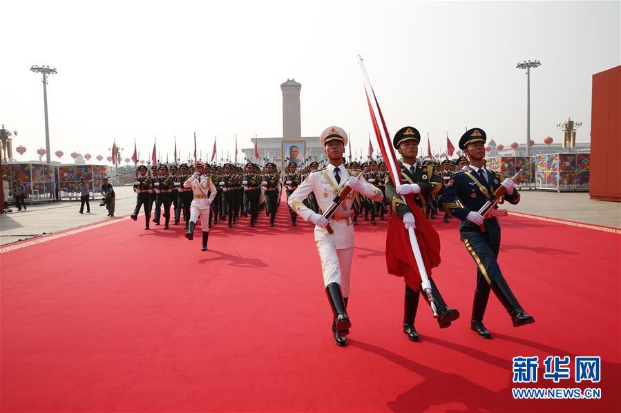 （在習(xí)近平強軍思想指引下·我們在戰(zhàn)位報告·圖文互動）（2）護(hù)衛(wèi)國旗　重于生命——中國人民解放軍儀仗大隊國旗護(hù)衛(wèi)隊執(zhí)行國旗升降任務(wù)記事