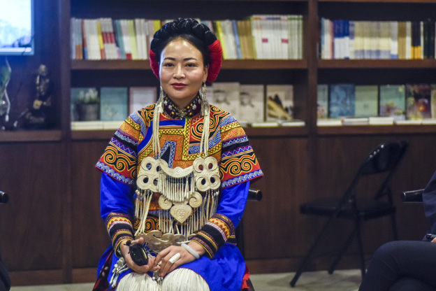 阿牛阿呷：對(duì)彝族姑娘來說，胎教就是彝族的刺繡文化，但是當(dāng)我們走出來，我們覺得我們對(duì)其他支系的服飾知識(shí)了解太少了，需要學(xué)習(xí)的很多，所以開辦了這個(gè)專業(yè)。