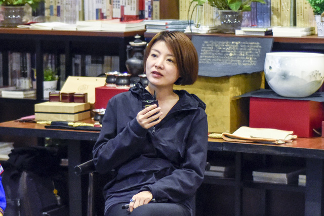 秦思：堅(jiān)持還是因?yàn)闊釔?ài)，我一直想把有意義的事情做得有意思。我希望有更多的人來(lái)關(guān)注非遺文化，把文化融入到工藝當(dāng)中。