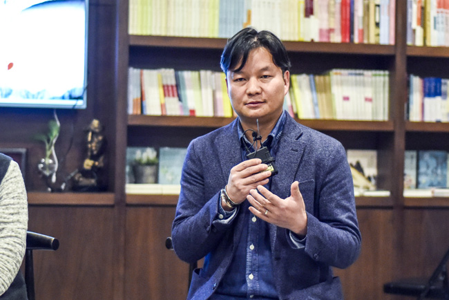 丁大為：烏銅走銀有三百年的歷史了，是云南地區(qū)獨(dú)有的技藝。這門(mén)技藝入門(mén)大概需要3年，學(xué)成需要20年。用語(yǔ)言去表達(dá)它其實(shí)是很難的。