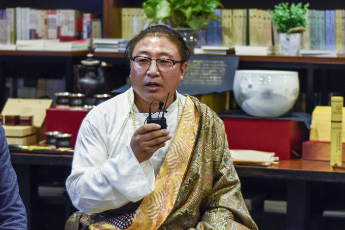 安久·白瑪群加：絕對不能為了錢做手藝的傳承人，傳承手藝是因?yàn)槲覀冇袀鞒忻褡逄厣幕呢?zé)任，要時刻謹(jǐn)記這一份責(zé)任。