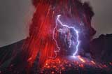 大自然“憤怒”之力！攝影師拍到火山閃電奇觀