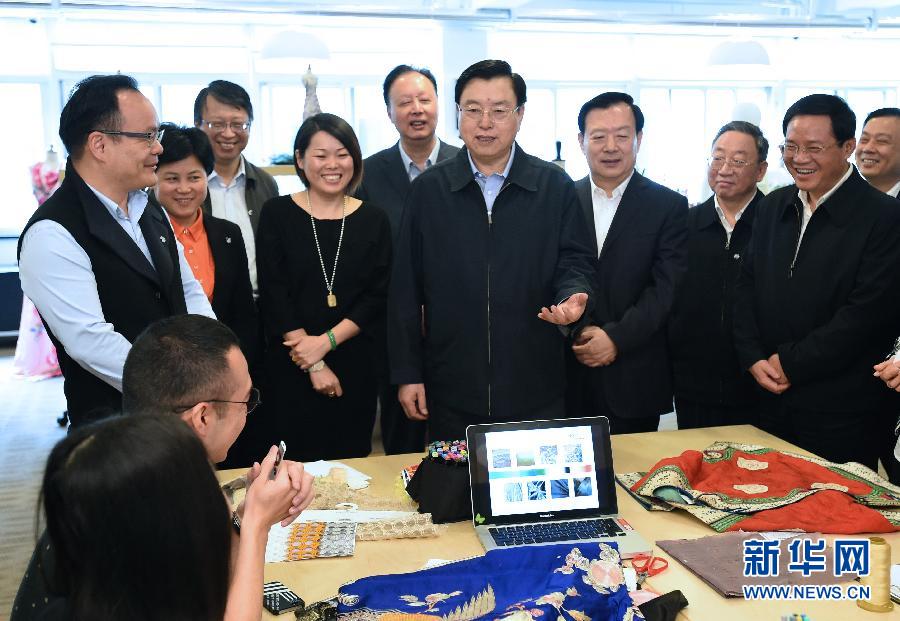 5月8日至11日，中共中央政治局常委、全國(guó)人大常委會(huì)委員長(zhǎng)張德江在浙江調(diào)研。這是5月9日，張德江來(lái)到位于嘉興市的雅瑩服裝有限公司，了解公司的服裝設(shè)計(jì)、生產(chǎn)和銷售情況。新華社記者 馬占成 攝 
