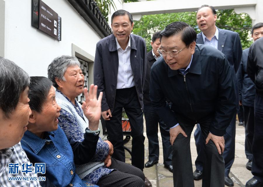這是5月10日，張德江來(lái)到杭州市小營(yíng)街道調(diào)研，并與市民親切交談。新華社記者 馬占成 攝 
