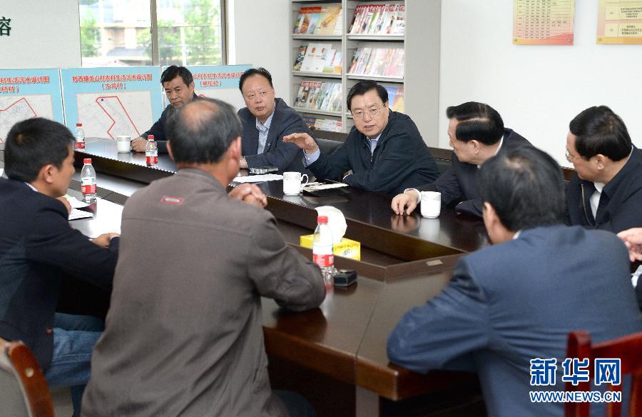 這是5月9日，張德江到湖州市妙西鎮(zhèn)調(diào)研，與基層人大代表座談。新華社記者 馬占成 攝 