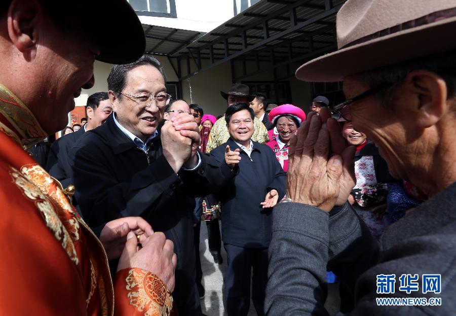 這是5月16日，俞正聲在香格里拉縣建塘鎮(zhèn)金龍社區(qū)與居民們親切交談。 新華社記者 劉衛(wèi)兵 攝