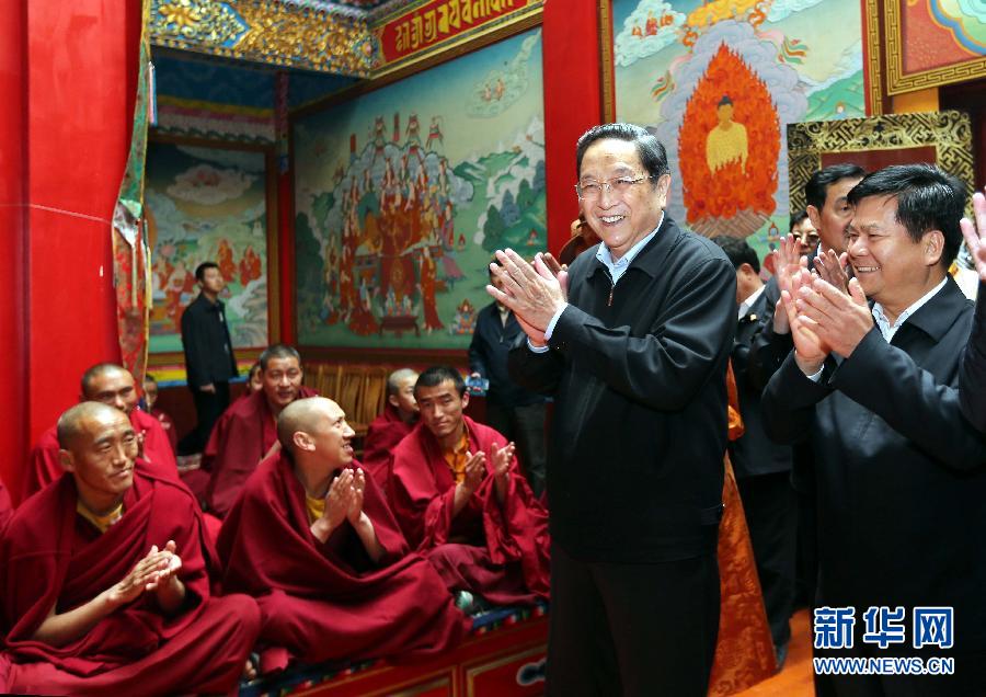 這是5月16日，俞正聲在云南佛學(xué)院迪慶藏傳佛教分院看望宗教界人士。 新華社記者 劉衛(wèi)兵 攝