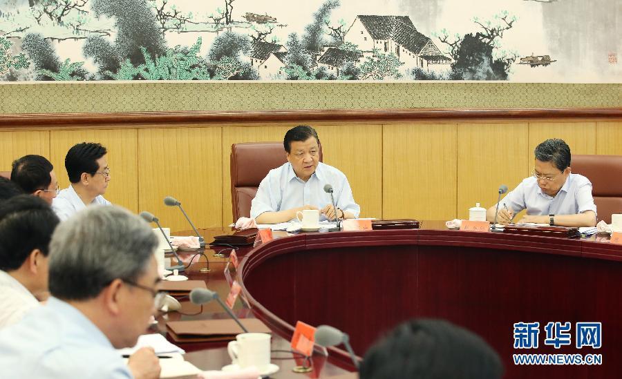 6月24日，中共中央政治局常委、中央黨的群眾路線教育實踐活動領(lǐng)導(dǎo)小組組長劉云山在北京主持召開中央黨的群眾路線教育實踐活動領(lǐng)導(dǎo)小組會議。新華社記者 姚大偉 攝 