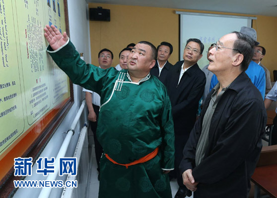 這是7月3日，王岐山在巴彥德力格爾嘎查“兩委”活動(dòng)室了解基層黨建情況。新華社記者 龐興雷 攝