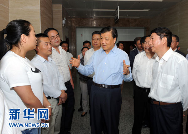 這是7月18日，劉云山在青海省政府行政服務(wù)和公共資源交易中心調(diào)研。新華社記者 饒愛民 攝