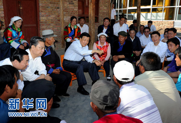 這是7月17日，劉云山在海東市互助土族自治縣東山鄉(xiāng)白牙合村同基層干部群眾座談。新華社記者 饒愛民 攝 