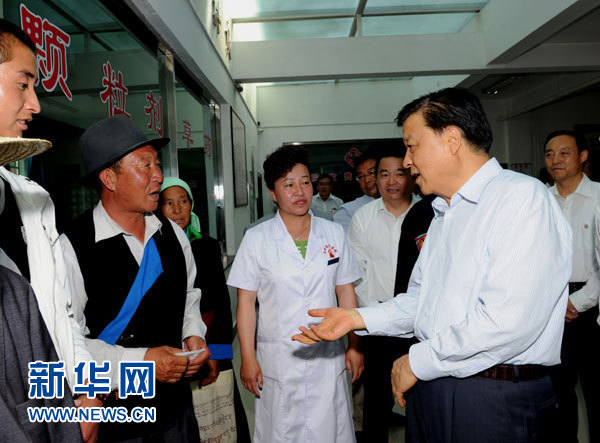 這是7月17日，劉云山在海東市互助土族自治縣中醫(yī)院調(diào)研。新華社記者 饒愛民 攝